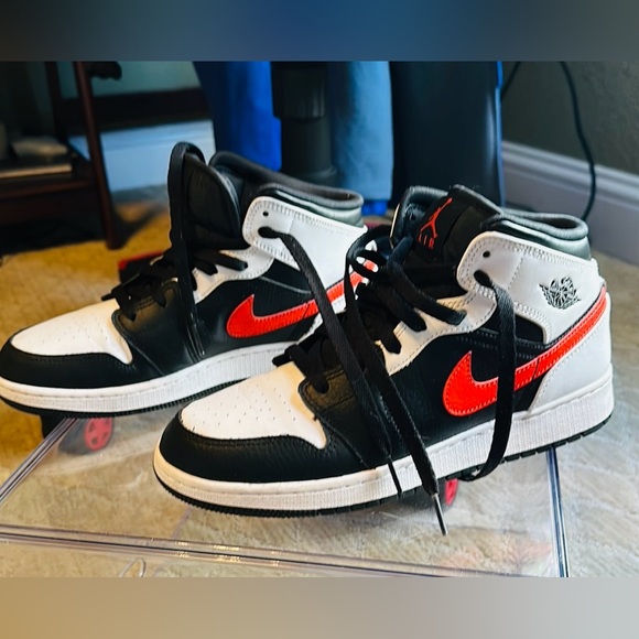 Jordan mid chile Size 7Y US mens